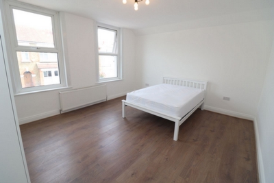 Double Room to rent in Walpole Road, Colliers Wood, London, SW19