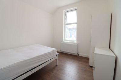 Double room - Single use to rent in Walpole Road, Colliers Wood, London, SW19