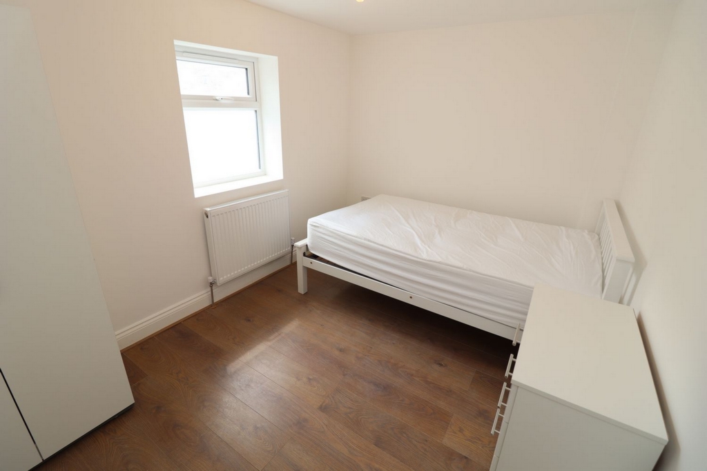 Double room - Single use to rent in Colliers Wood, London, SW19