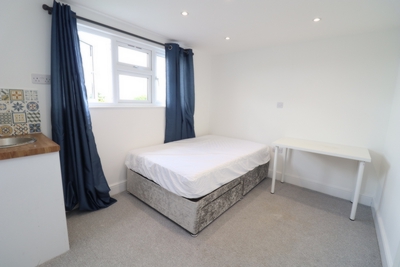 Ensuite Single Room to rent in Hillcross Avenue, Morden, London, SM4