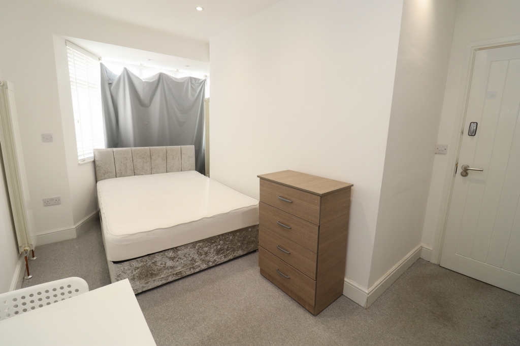 Double room - Single use to rent in Morden, London, SM4