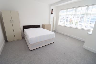 Double Room to rent in Hillcross Avenue, Morden, London, SM4