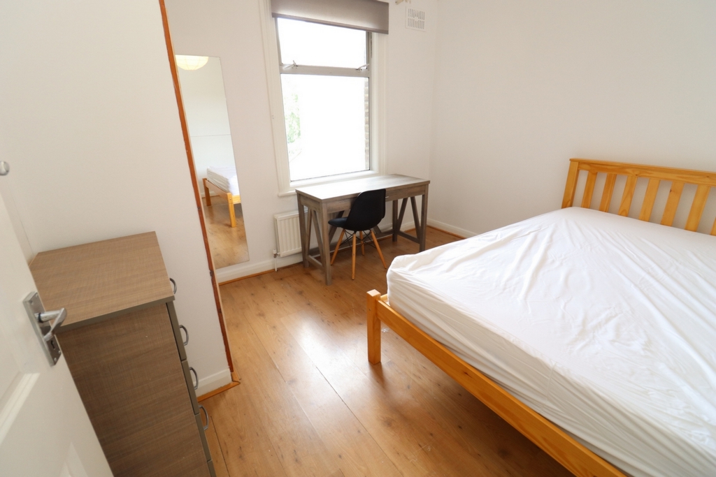 Double room - Single use to rent in South Acton, London, W3