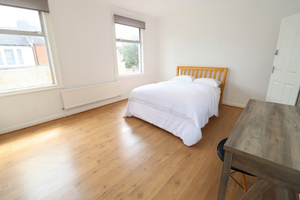 Double room - Single use to rent in South Acton, London, W3