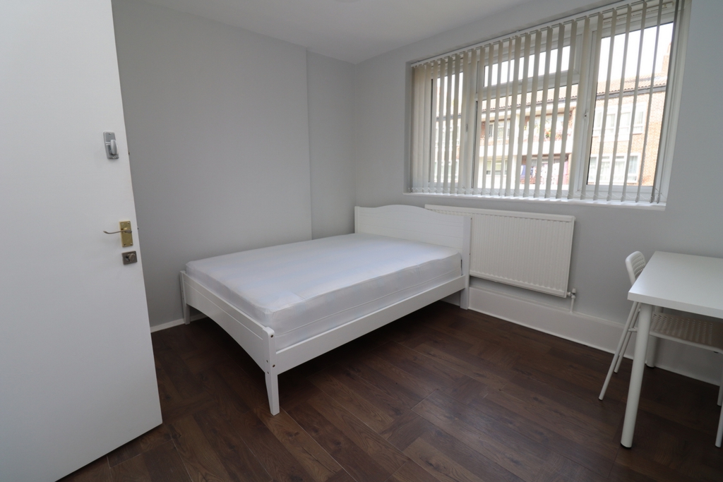 Double room - Single use to rent in Acton Central, London, W3