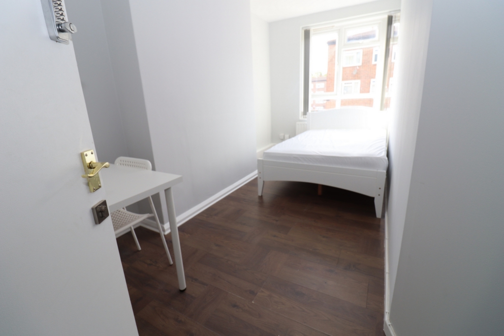 Double room - Single use to rent in Acton Central, London, W3