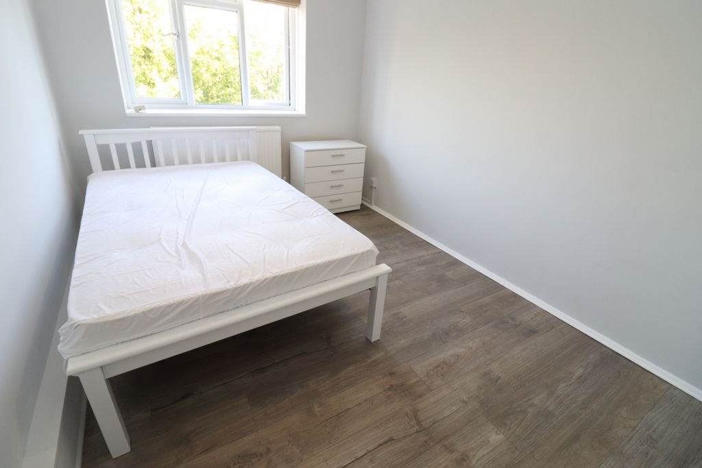 Double room - Single use to rent in Acton Central, London, W3