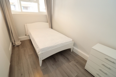 Double room - Single use to rent in Haddon Court,Trinity Way, Acton Central, London, W3