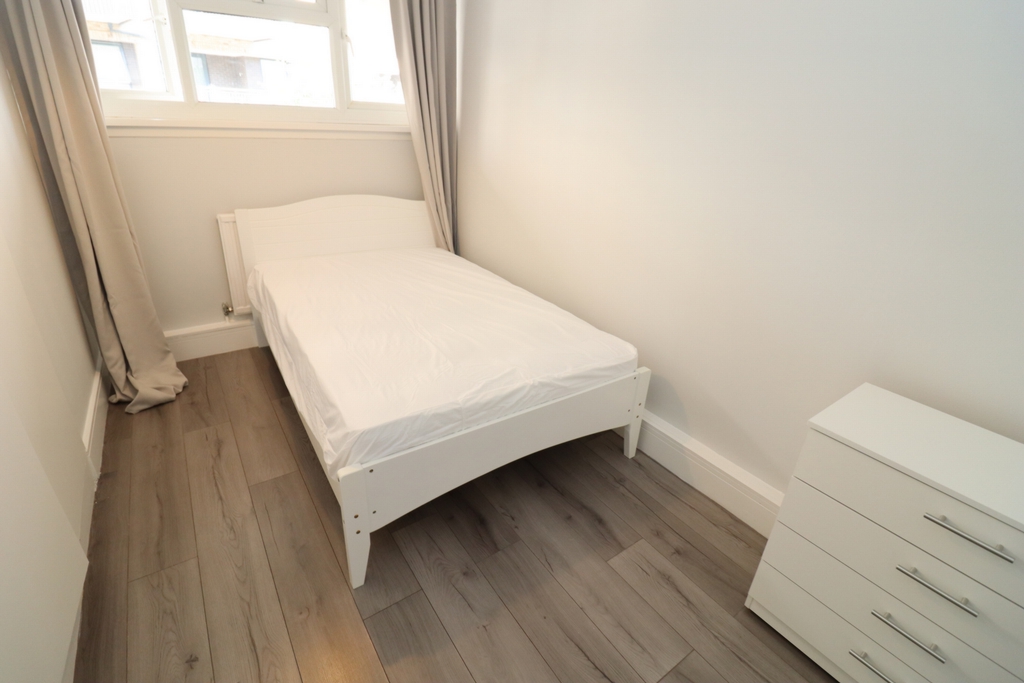 Double room - Single use to rent in Acton Central, London, W3