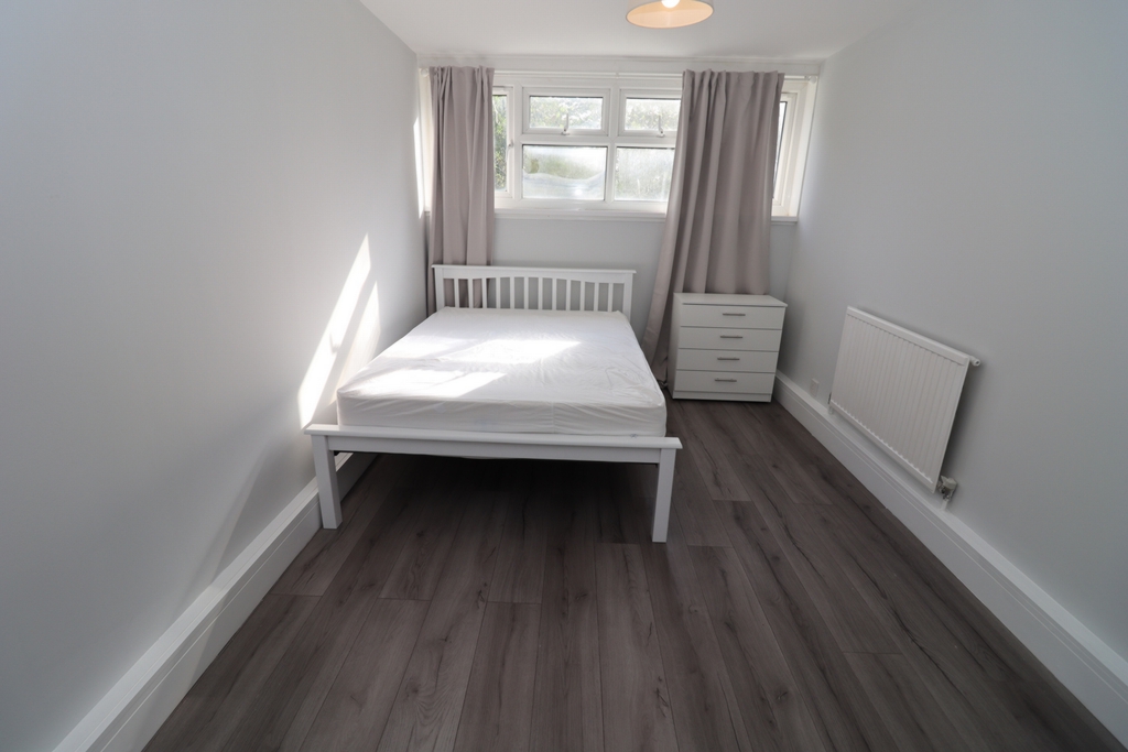 Double room - Single use to rent in Acton Central, London, W3