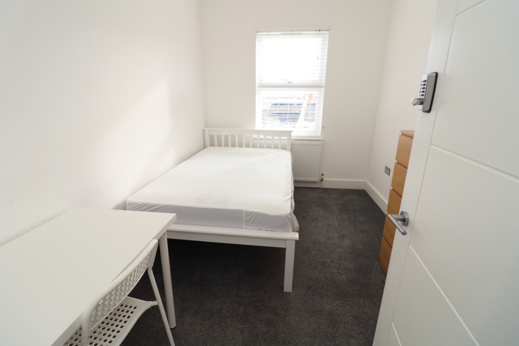 Double room - Single use to rent in North Acton, London, NW10