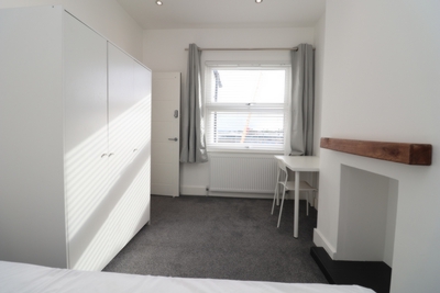 Double room - Single use to rent in Wells House Road, North Acton, London, NW10