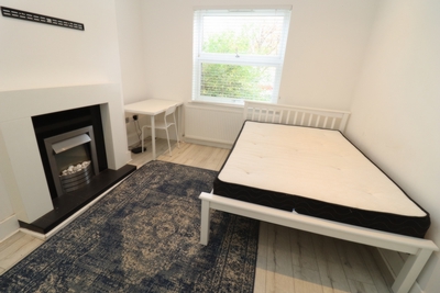 Double room - Single use to rent in Wells House Road, North Acton, London, NW10