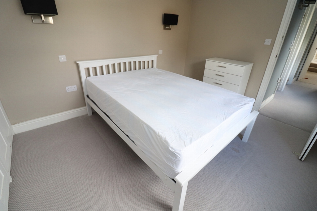 Double room - Single use to rent in Acton Central, London, W3