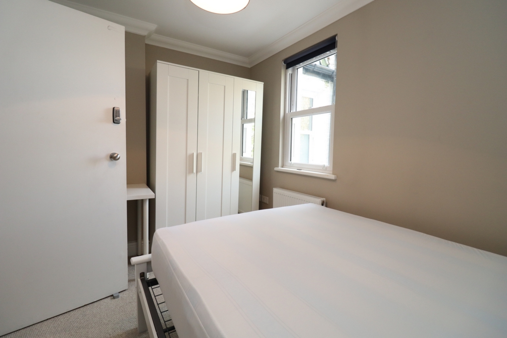 Double room - Single use to rent in Acton Central, London, W3