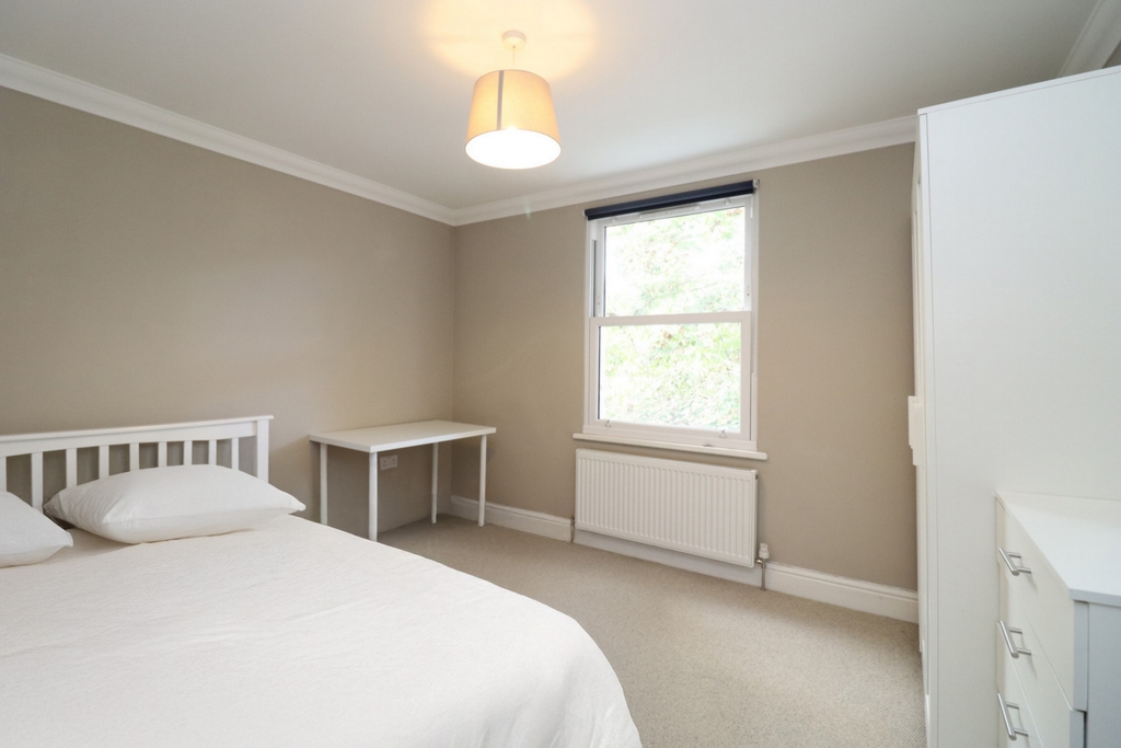 Double room - Single use to rent in Acton Central, London, W3