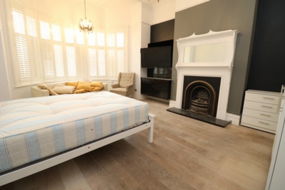 Double room - Single use to rent in Melrose Avenue, Willesden Green, London, NW2