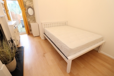 Double room - Single use to rent in Melrose Avenue, Willesden Green, London, NW2