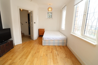 Double room - Single use to rent in Alliance Road, Plaistow, London, E13