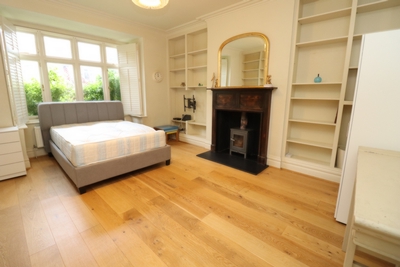 Double room - Single use to rent in Manor Court Road, Hanwell, London, W7