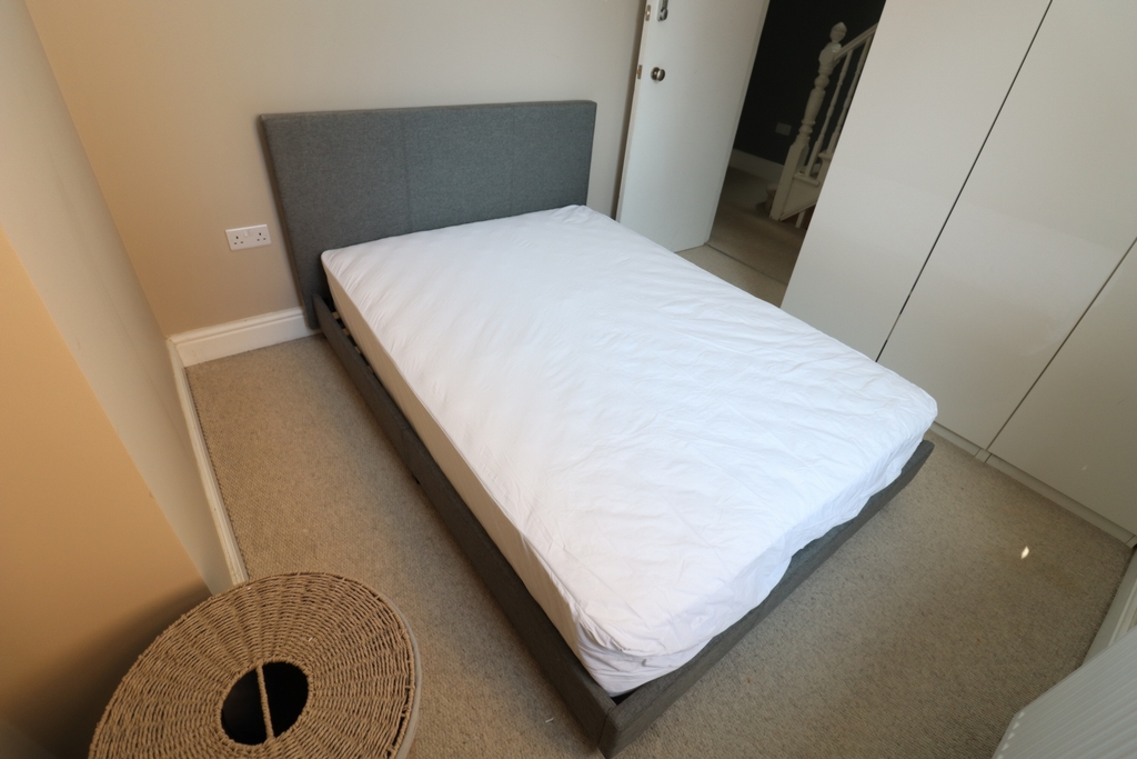 Double room - Single use to rent in Acton Central, London, W3