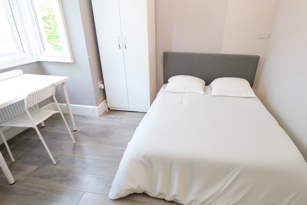 Double room - Single use to rent in Acton Central, London, W3