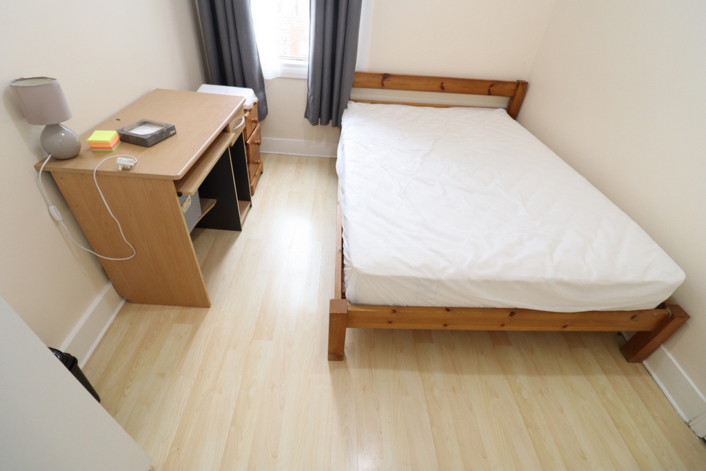 Double room - Single use to rent in West Ealing, London, W13