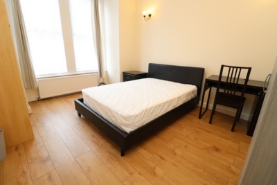 Double room - Single use to rent in Connaught Road, West Ealing, London, W13