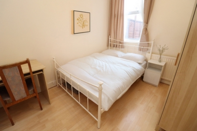 Double room - Single use to rent in Connaught Road, West Ealing, London, W13