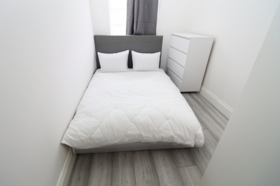 Double room - Single use to rent in New Broadway, Ealing, London, W5