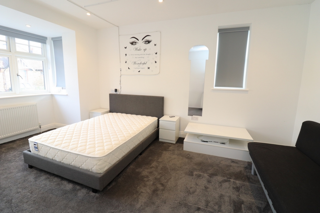 Double room - Single use to rent in Bush Hill Park, London, EN1