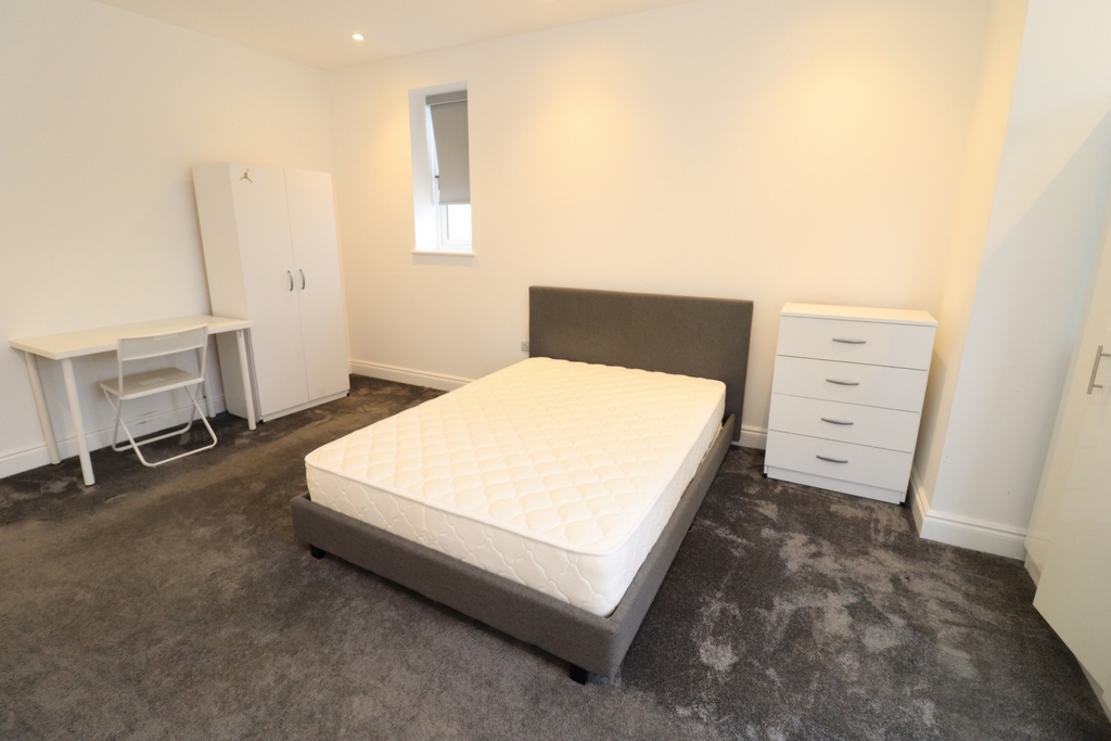 Double room - Single use to rent in Bush Hill Park, London, EN1