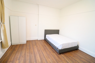 Double room - Single use to rent in Madeley Road, Ealing Broadway, London, W5