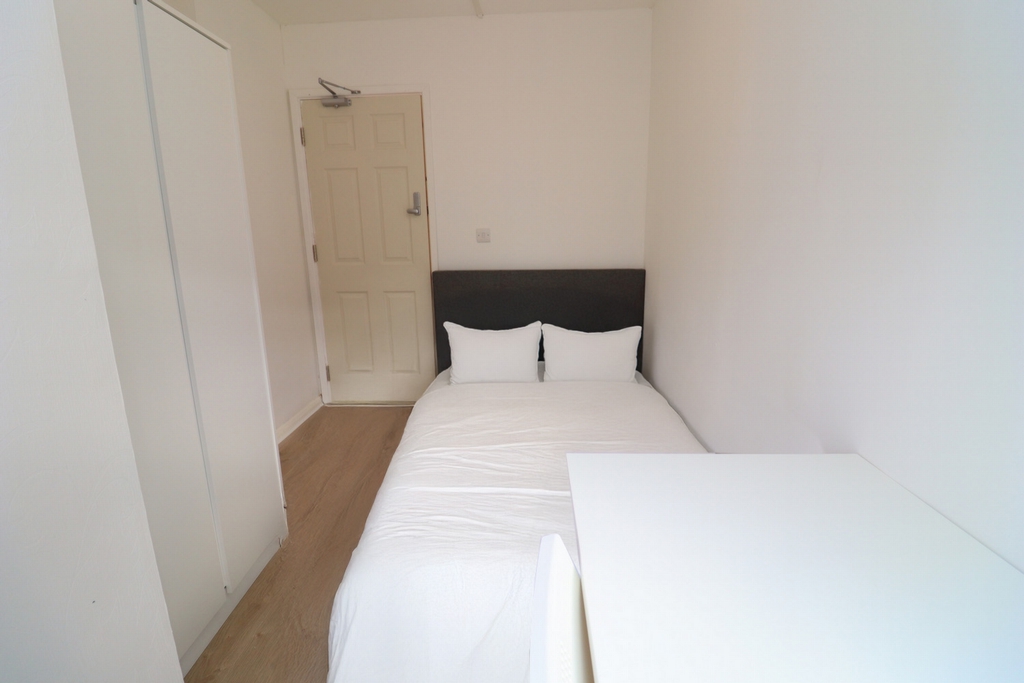 Double room - Single use to rent in Brondesbury Park, London, NW6