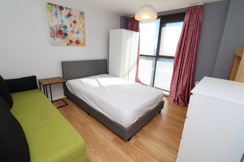 Double room - Single use to rent in South Quay, London, E14