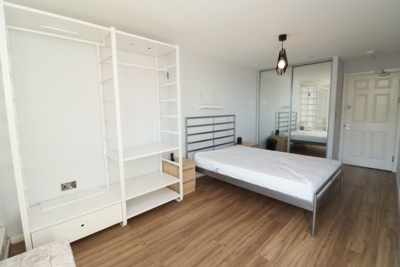 Double room - Single use to rent in 41 Millharbour, South Quay, London, E14