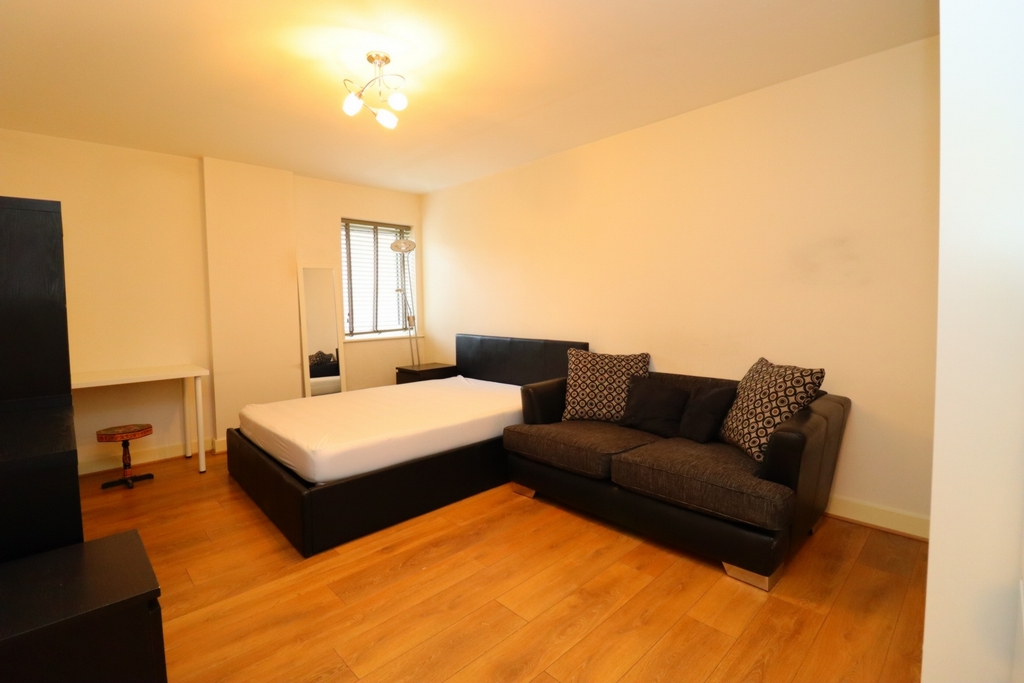 Double room - Single use to rent in Westcombe Park, London, SE7