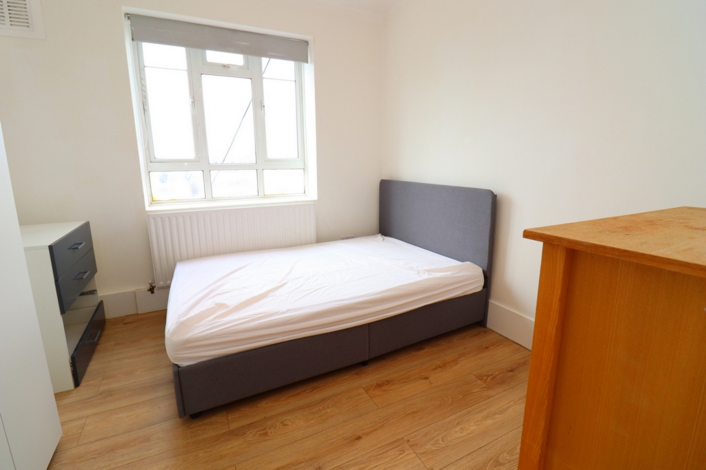 Double room - Single use to rent in White City, London, W12