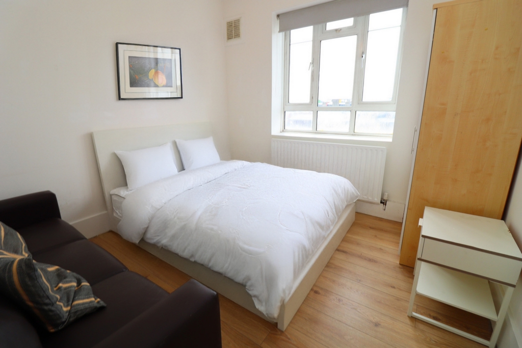 Double room - Single use to rent in White City, London, W12