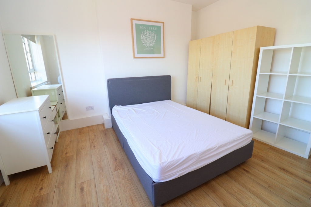 Double room - Single use to rent in White City, London, W12