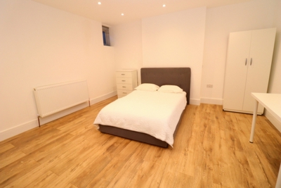 Double room - Single use to rent in 90 Boston Road, Hanwell, London, W7