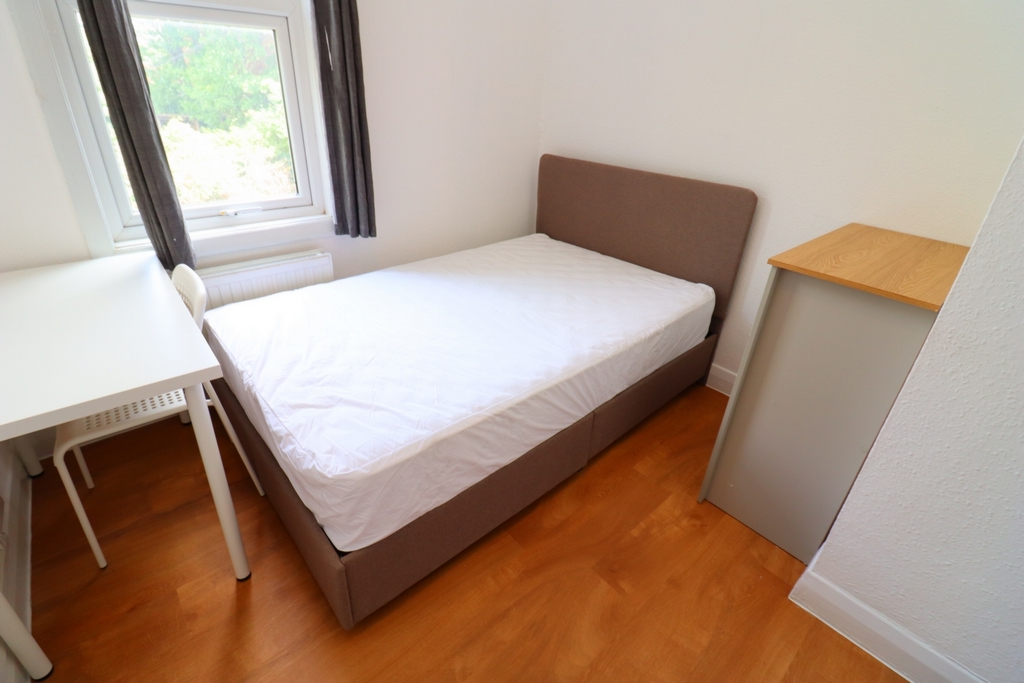 4 Bedroom Double room - Single use to rent in Hanwell, London, W7