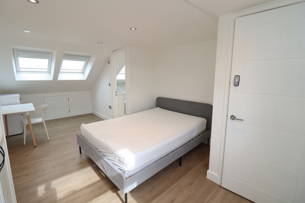 6 Bedroom Ensuite Single Room to rent in North Acton, London, NW10