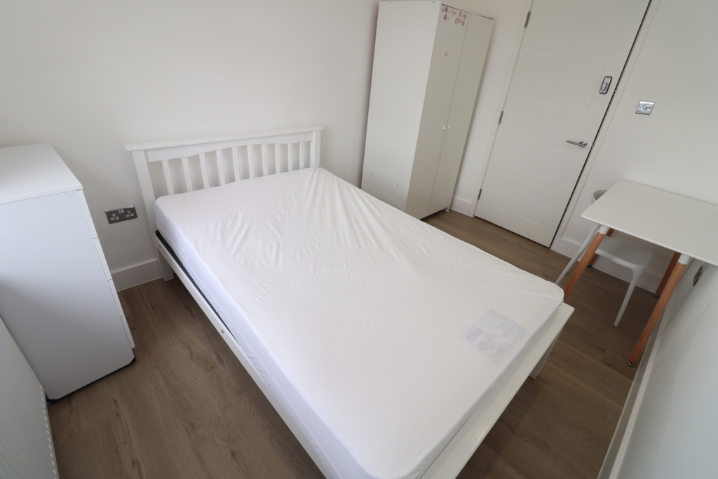 6 Bedroom Double room - Single use to rent in North Acton, London, NW10