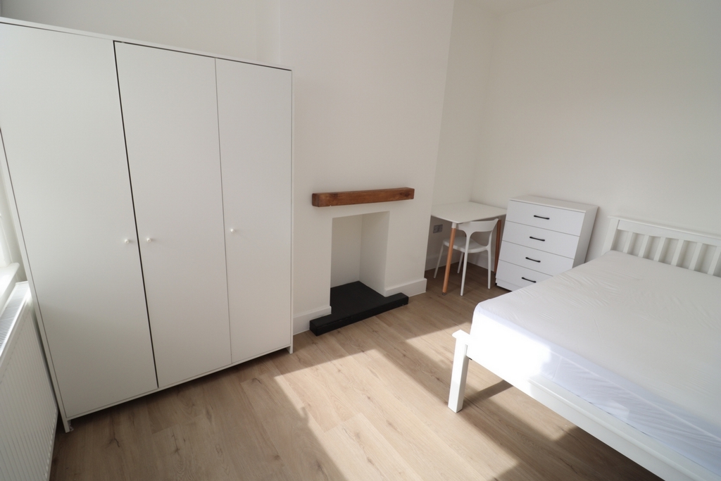 6 Bedroom Double room - Single use to rent in North Acton, London, NW10