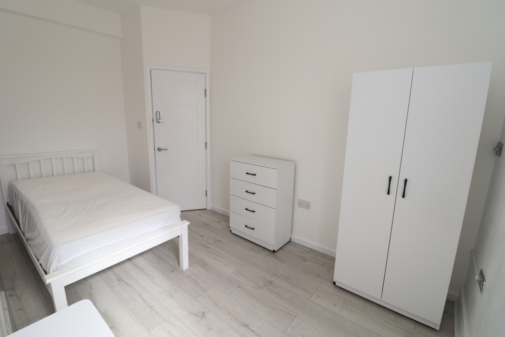 6 Bedroom Single Room to rent in North Acton, London, NW10