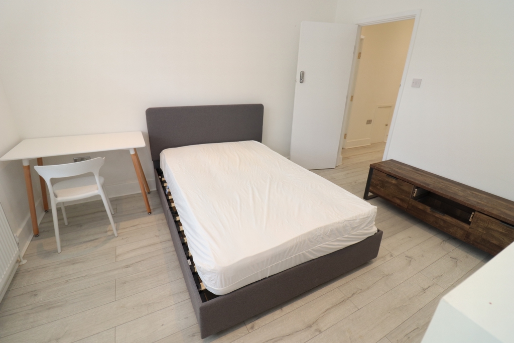 6 Bedroom Double room - Single use to rent in North Acton, London, NW10