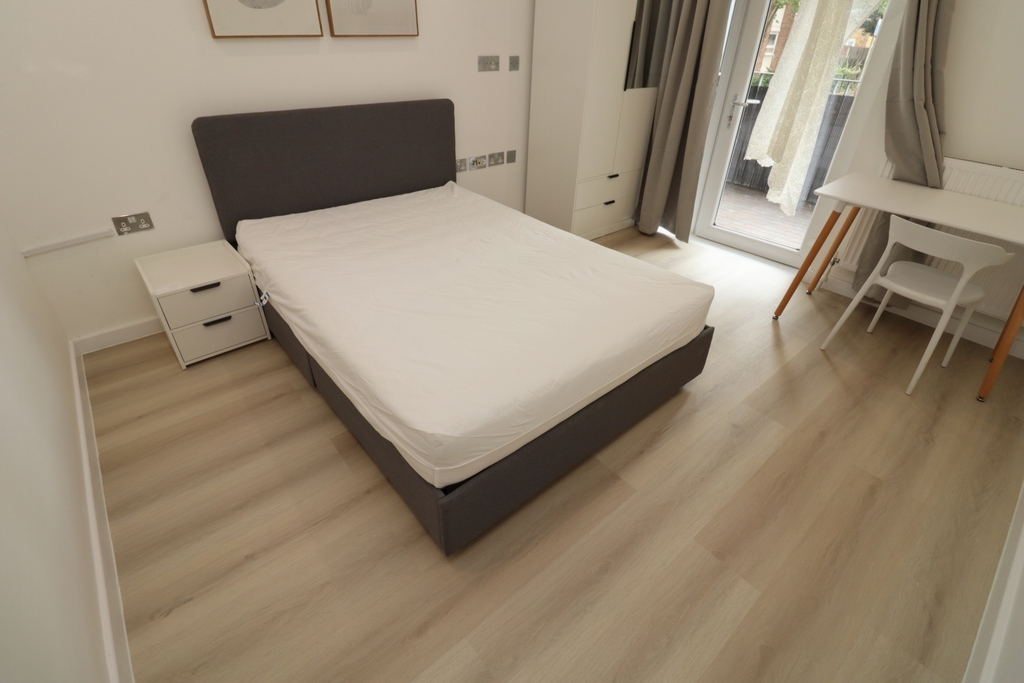 Double room - Single use to rent in , London, E12