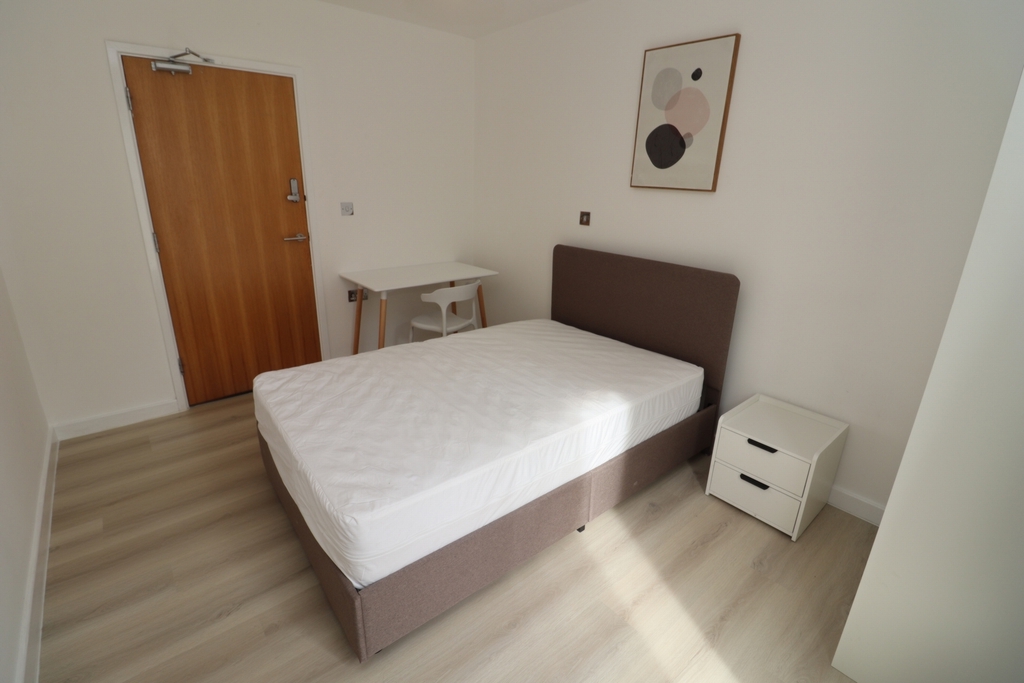 Double room - Single use to rent in , London, E12