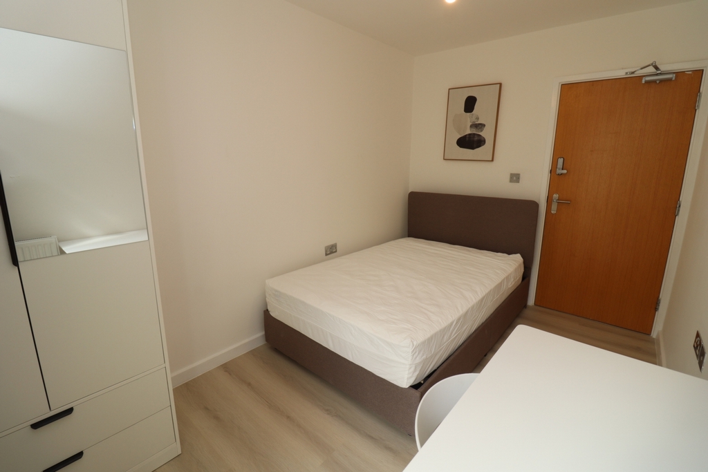 Double room - Single use to rent in , London, E12